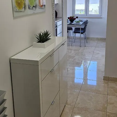 Lejlighed 2bedroom Apt, Quiet Neighbourhood, 300m From Beach, Laura Supetar